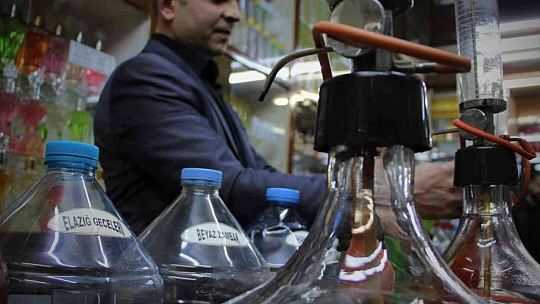 Tarih kokan kolonya dükkanında 41 yıldır Türkiye'ye koku üretiyor