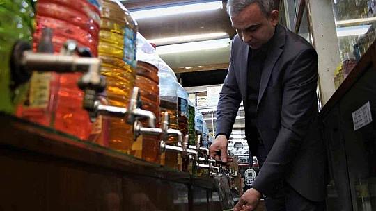 Tarih kokan kolonya dükkanında 41 yıldır Türkiye'ye koku üretiyor