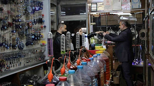 Tarih kokan kolonya dükkanında 41 yıldır Türkiye'ye koku üretiyor