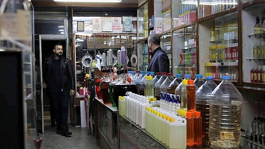 Tarih kokan kolonya dükkanında 41 yıldır Türkiye'ye koku üretiyor