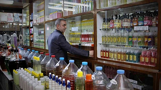 Tarih kokan kolonya dükkanında 41 yıldır Türkiye'ye koku üretiyor