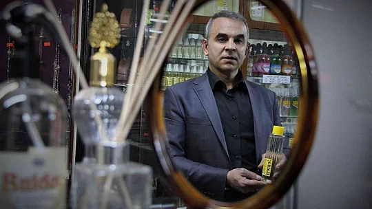 Tarih kokan kolonya dükkanında 41 yıldır Türkiye'ye koku üretiyor