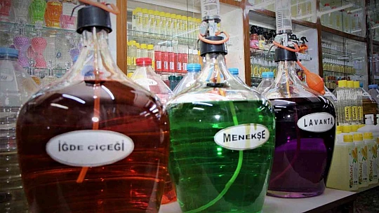 Tarih kokan kolonya dükkanında 41 yıldır Türkiye'ye koku üretiyor