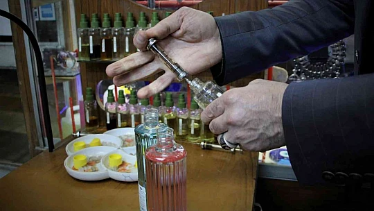 Tarih kokan kolonya dükkanında 41 yıldır Türkiye'ye koku üretiyor