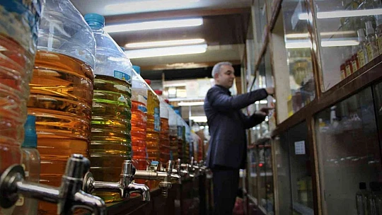 Tarih kokan kolonya dükkanında 41 yıldır Türkiye'ye koku üretiyor