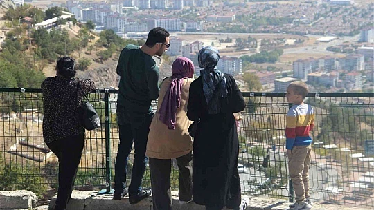Tarihi Harput Kalesi turistlerin gözde mekanı haline geldi