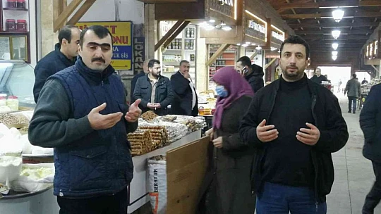 Tarihi kapalı çarşıda ahilik geleneği sürdürülüyor: Hep birlikte dua ederek iş yerlerini açtılar