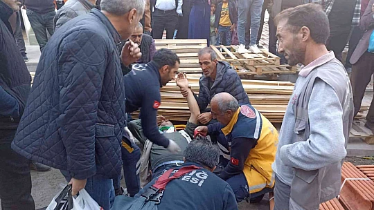 Tarihi Kapalıçarşı'da sundurma çöktü: 5 yaralı