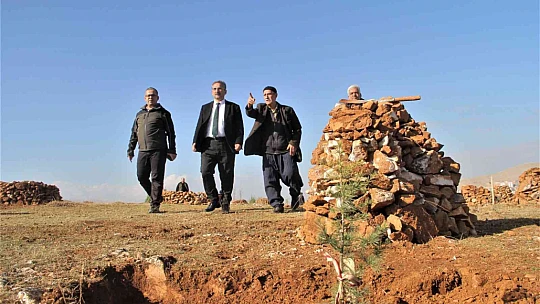 Taşlık araziyi ormana çevirmişti: Yetkililer teşekkür edip fidan desteğinde bulundu