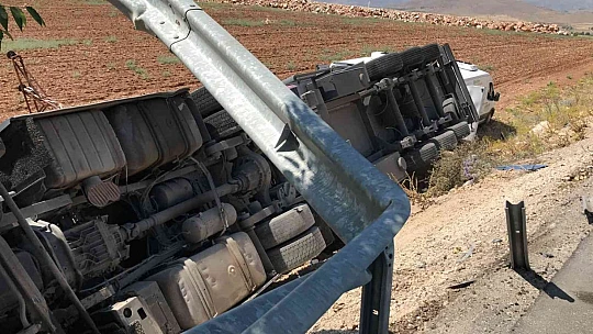 Tavuk yüklü tır şarampole devrildi: 1 yaralı