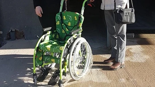 Tekerlekli sandalyesi çalınan genç kıza dernekten sevindiren hediye