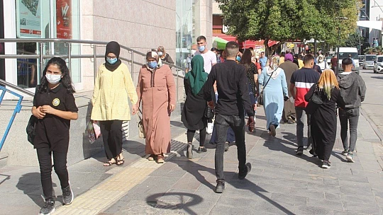 Termometrelerin 40 dereceyi gösterdiği Elazığ'da vatandaşlar gölgeliklere koştu