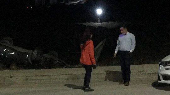 Ters dönen otomobilden sürücü, yara almadan kurtuldu