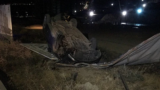 Ters dönen otomobilden sürücü, yara almadan kurtuldu