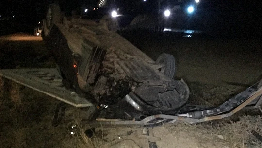 Ters dönen otomobilden sürücü, yara almadan kurtuldu