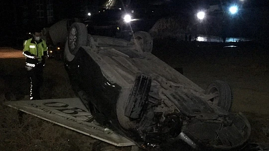 Ters dönen otomobilden sürücü, yara almadan kurtuldu