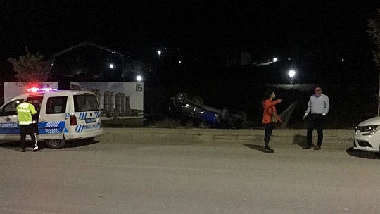 Ters dönen otomobilden sürücü, yara almadan kurtuldu