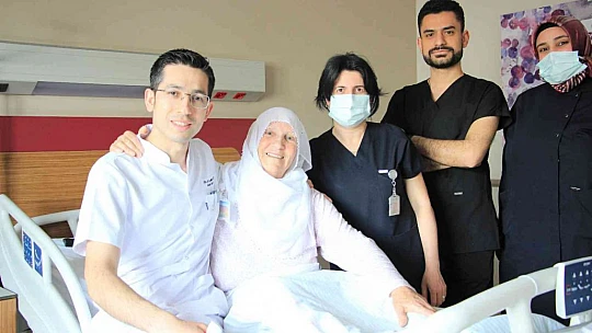 Tıbbi Onkoloji Uzmanı Doç. Dr. Asude Aksoy, 'Hastalarımıza tıbbın gerektirdiği en güncel tedavileri multidisipliner tedavi yaklaşımıyla sunuyoruz'