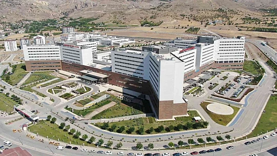 Tıbbi Onkoloji Uzmanı Doç. Dr. Asude Aksoy, 'Hastalarımıza tıbbın gerektirdiği en güncel tedavileri multidisipliner tedavi yaklaşımıyla sunuyoruz'