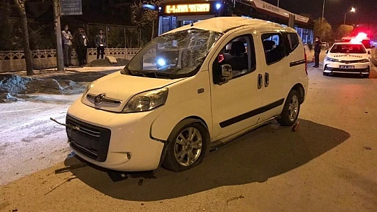 Ticari araç karşı şeride geçti otomobile çarptı: 4 yaralı