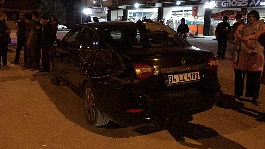 Ticari araç karşı şeride geçti otomobile çarptı: 4 yaralı