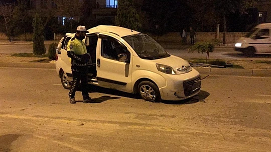 Ticari araç karşı şeride geçti otomobile çarptı: 4 yaralı