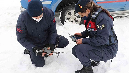 Tipi yolu kapattı, jandarma ekipleri hastaya ilacını drone ile ulaştırdı