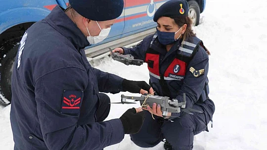 Tipi yolu kapattı, jandarma ekipleri hastaya ilacını drone ile ulaştırdı