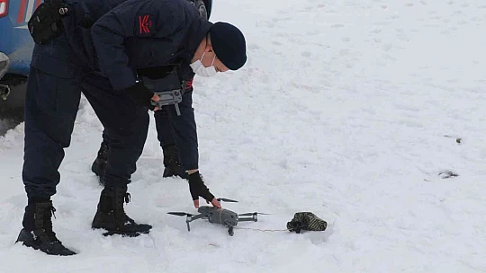 Tipi yolu kapattı, jandarma ekipleri hastaya ilacını drone ile ulaştırdı