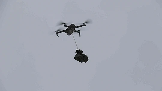 Tipi yolu kapattı, jandarma ekipleri hastaya ilacını drone ile ulaştırdı