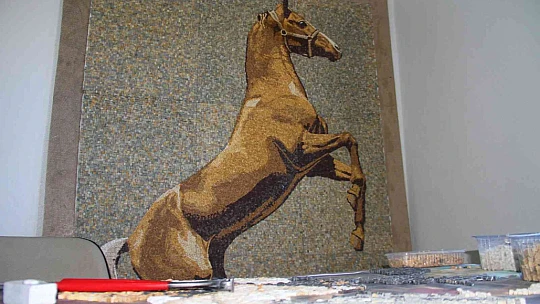 Topladığı atık taşları sanat eserine dönüştürüyor