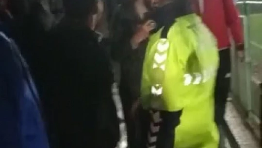 Trafik polisi, amatör maçtaki tartışmayı 'amigoluk' yaparak sonlandırdı