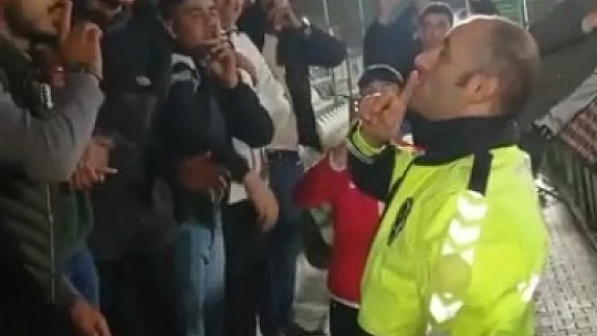 Trafik polisi, amatör maçtaki tartışmayı 'amigoluk' yaparak sonlandırdı