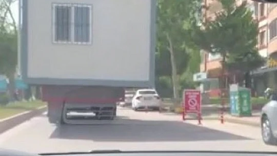 Trafikte prefabrik ev taşıyarak herkesin hayatını tehlikeye attı