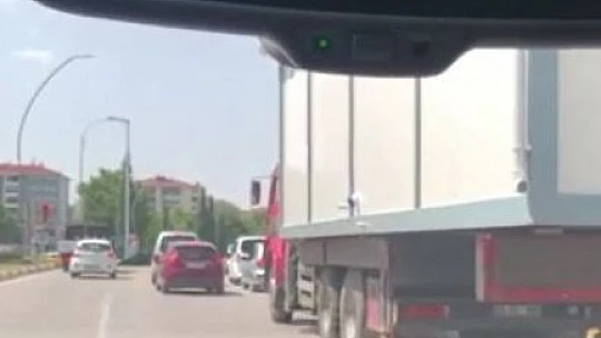Trafikte prefabrik ev taşıyarak herkesin hayatını tehlikeye attı