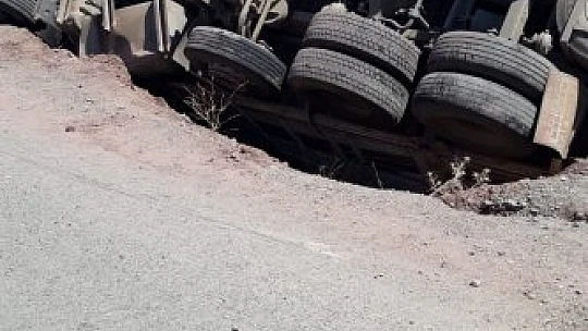 Tuğla yüklü kamyon devrildi: 1 yaralı
