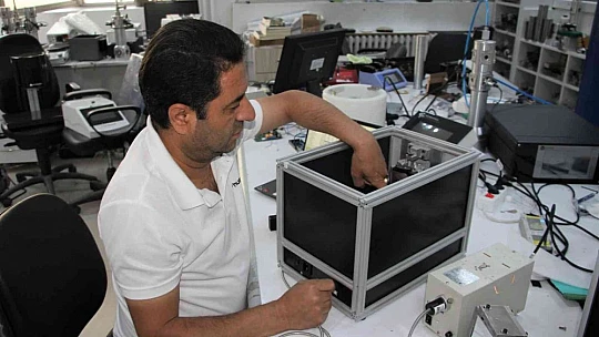 Türk profesörden önemli çalışma: Işık dalga boyu analizörü cihazı üretti