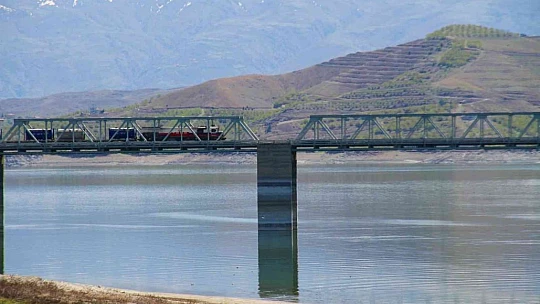 Türkiye'nin en uzun demir yolu köprüsü Elazığ'da