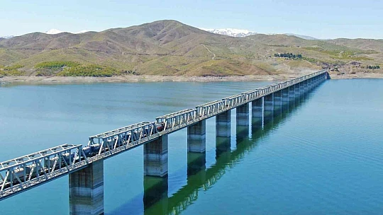 Türkiye'nin en uzun demir yolu köprüsü Elazığ'da