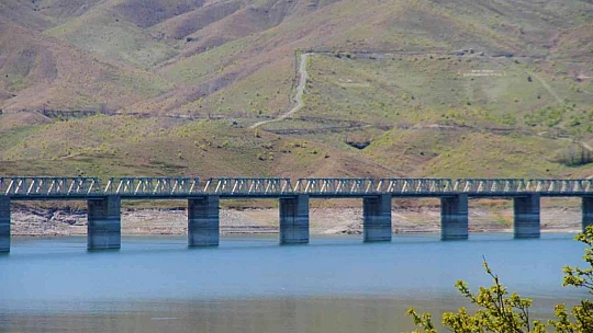 Türkiye'nin en uzun demir yolu köprüsü Elazığ'da