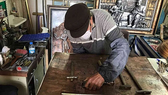 Türkiye'nin tek bakır rölyef sanatçısı, yarım asırdır bakıra hayat veriyor