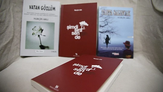 Tek parmağı ile 3'üncü kitabını çıkardı