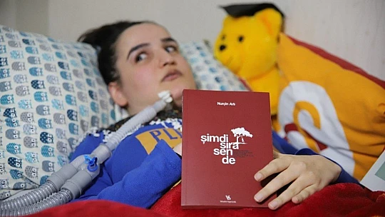 Tek parmağı ile 3'üncü kitabını çıkardı