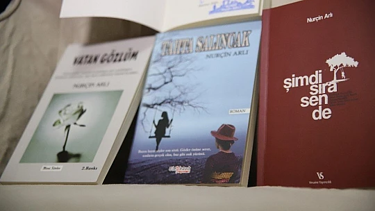 Tek parmağı ile 3'üncü kitabını çıkardı