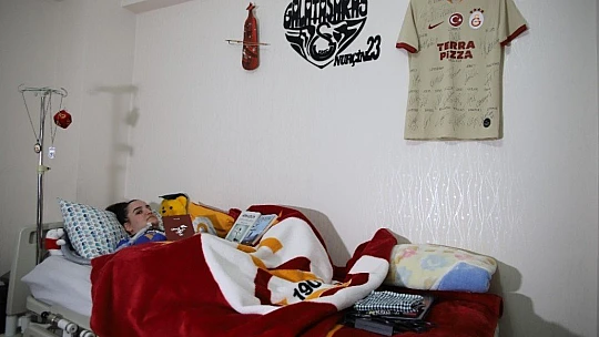 Tek parmağı ile 3'üncü kitabını çıkardı