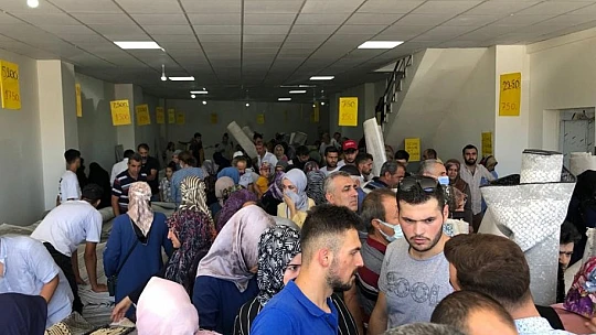 Ucuz halı almak isteyen vatandaşlar birbiriyle yarıştı, kapıda kuyruklar oluştu