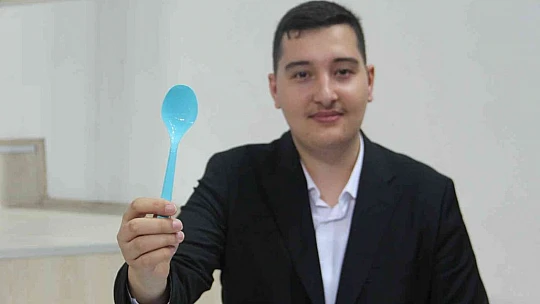 Üniversite öğrencisi doğada çözünerek bitkiye dönüşen plastik üretti