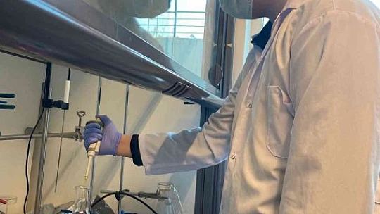 Üniversite öğrencisi doğada çözünerek bitkiye dönüşen plastik üretti