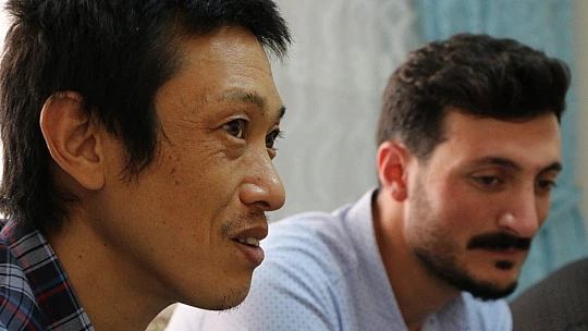 Ünlü sanatçı Bülent Serttaş, Elazığlı ailenin evinde misafir ettiği Japon turisti ziyaret etti