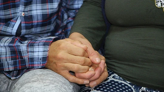Ünlü sanatçı Bülent Serttaş, Elazığlı ailenin evinde misafir ettiği Japon turisti ziyaret etti